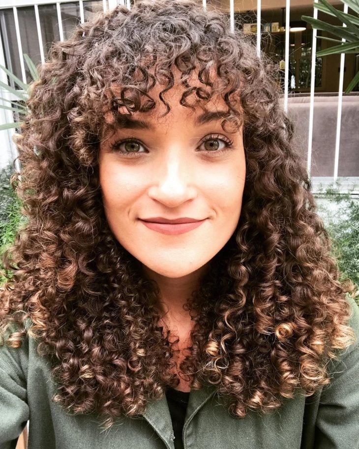 Cabelo cacheado com franja: 30 sugestões e como finalizar os fios
