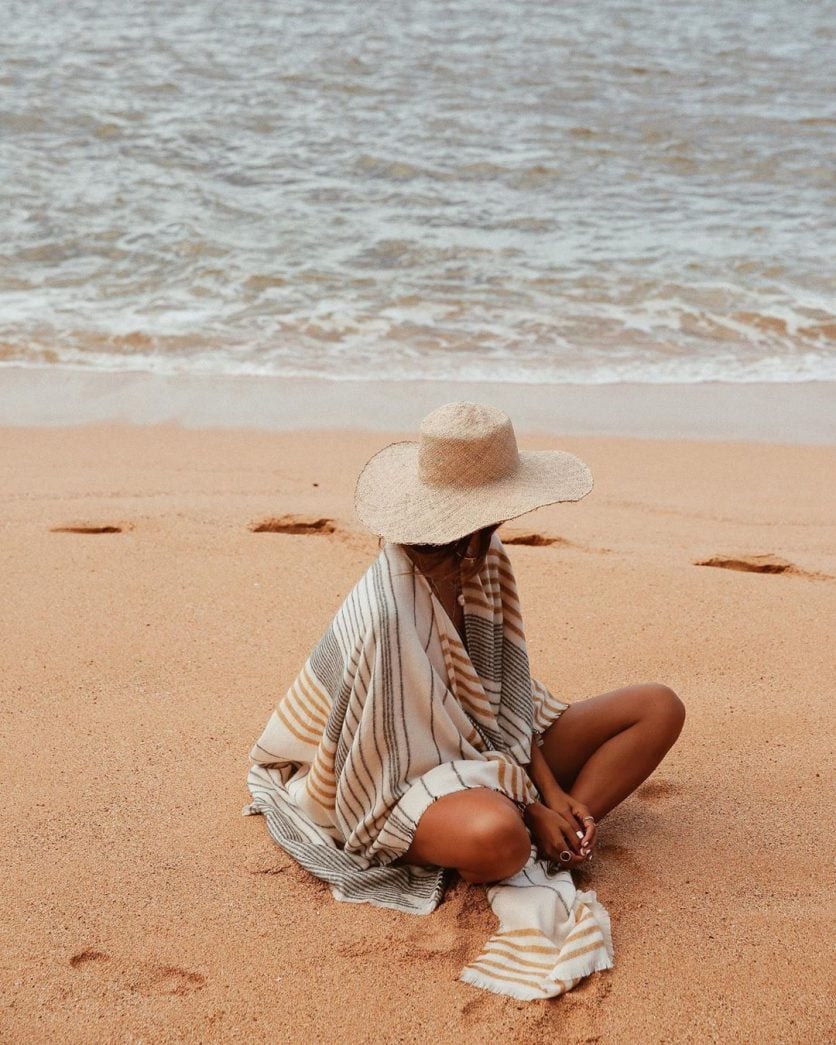 Poses para fotos na praia: 30 ideias para um clique certeiro