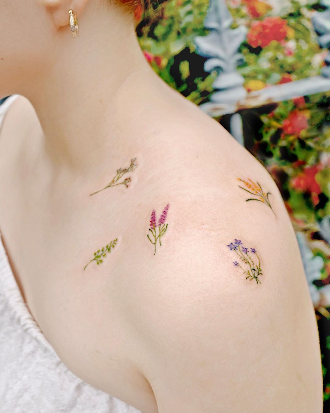 Tatuagem de flor no ombro 65 fotos de todos os estilos