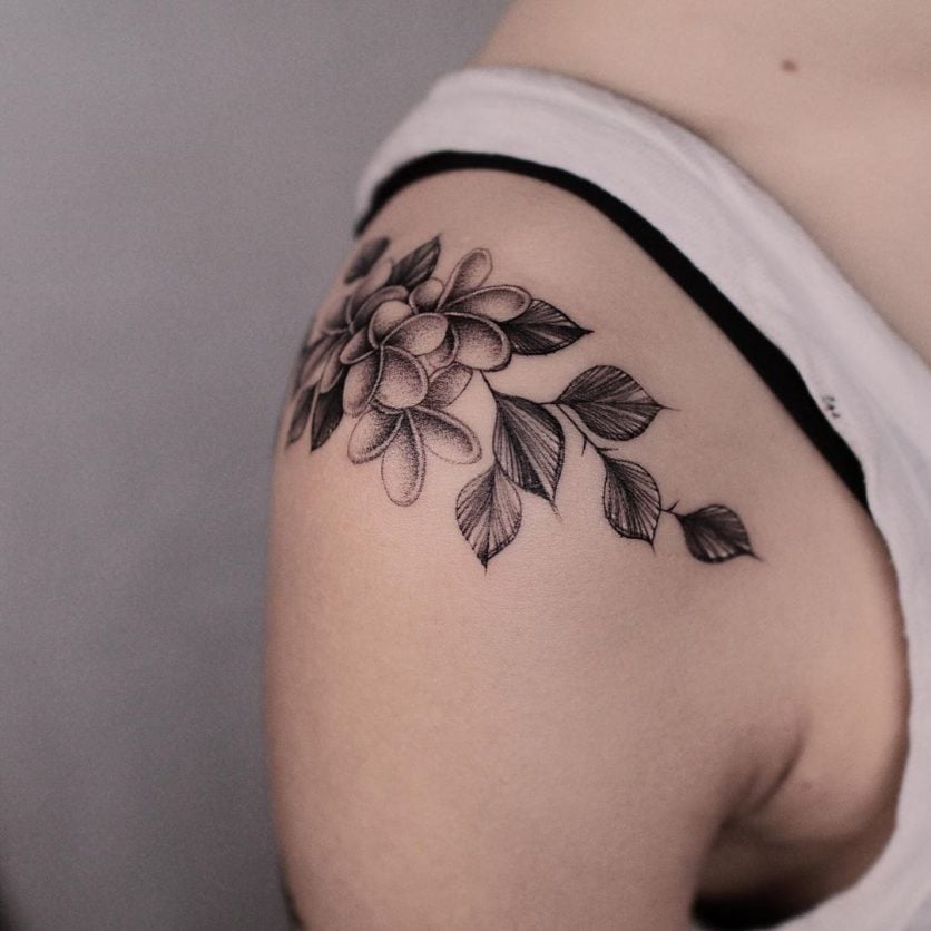 Tatuagem de flor no ombro: 65 fotos para todos os estilos