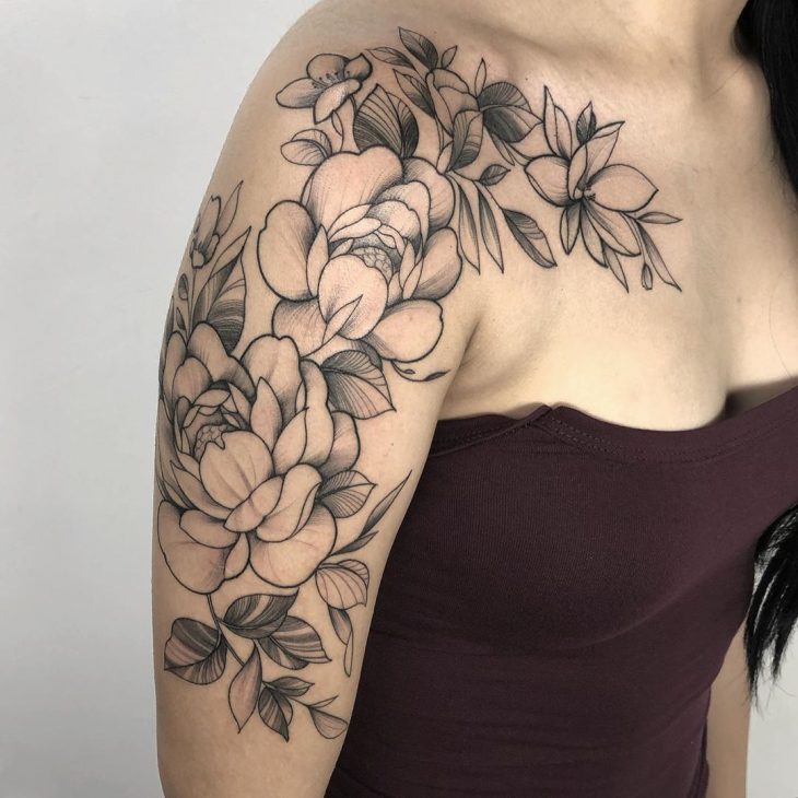 Tatuagem de flor no ombro: 65 fotos para todos os estilos