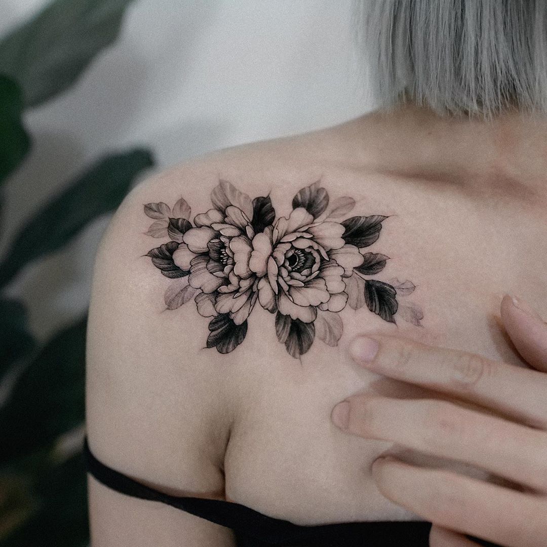 Tatuagem de flor no ombro: 65 inspirações para se apaixonar