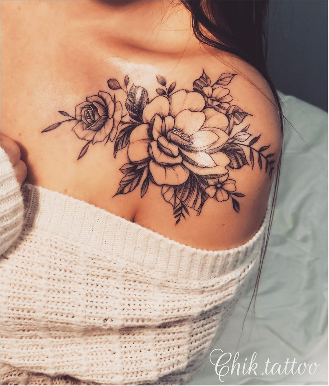 Tatuagem de flor no ombro: 65 fotos de todos os estilos para se inspirar