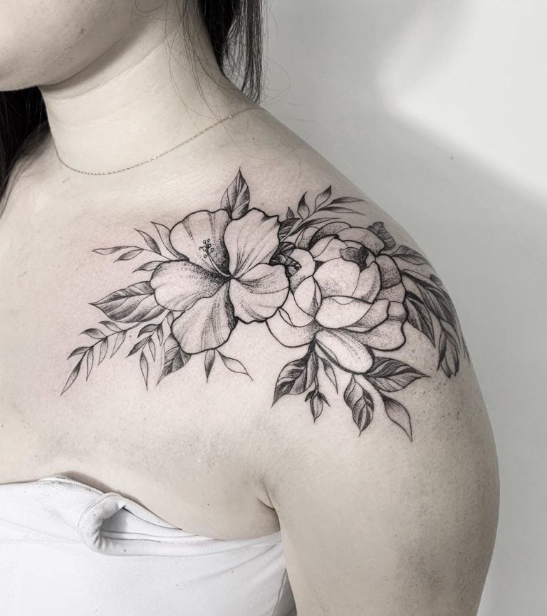 Tatuagem de flor no ombro: 65 fotos para todos os estilos