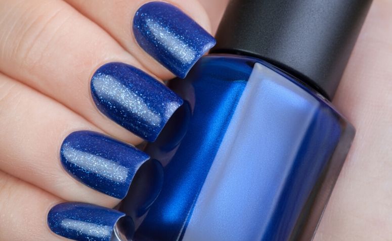 Esmalte azul: realce a beleza das suas unhas com essa cor incrível