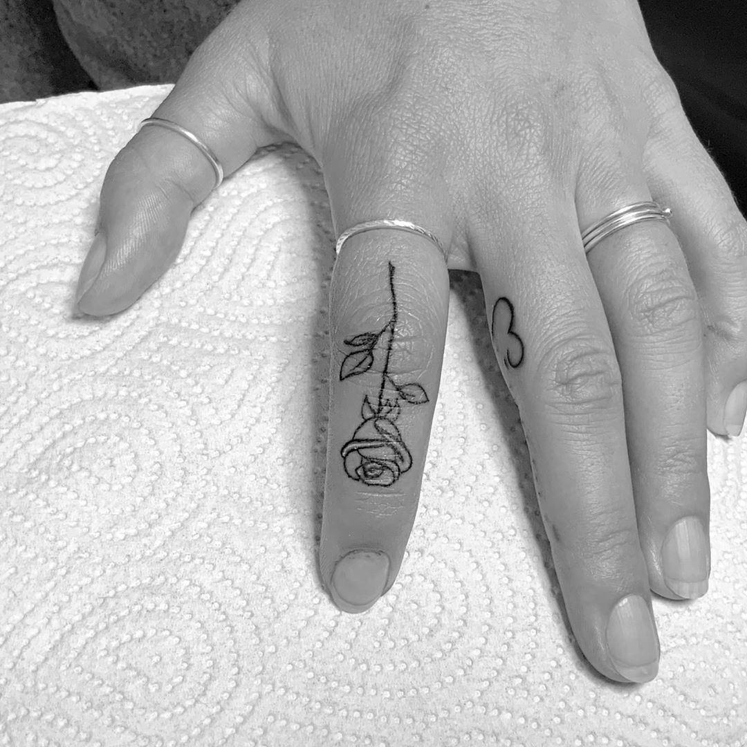 Tatuagem de coração no dedo 50 inspirações cheias de