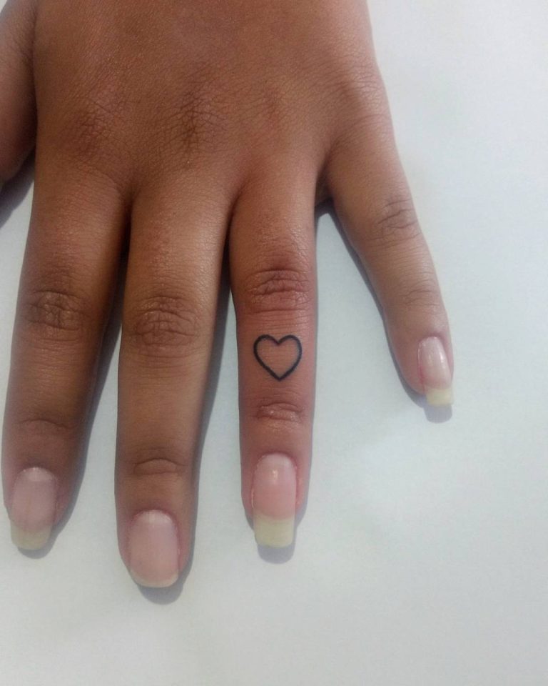 Tatuagem de coração no dedo: 50 ideias repletas de significado