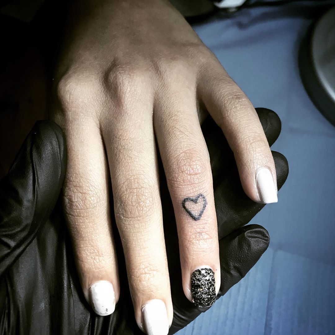 Tatuagem de coração no dedo 50 inspirações cheias de