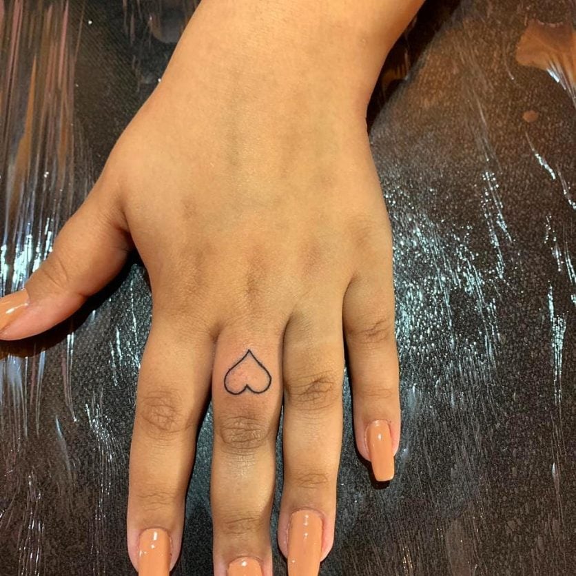 Tatuagem de coração no dedo: 50 ideias repletas de significado