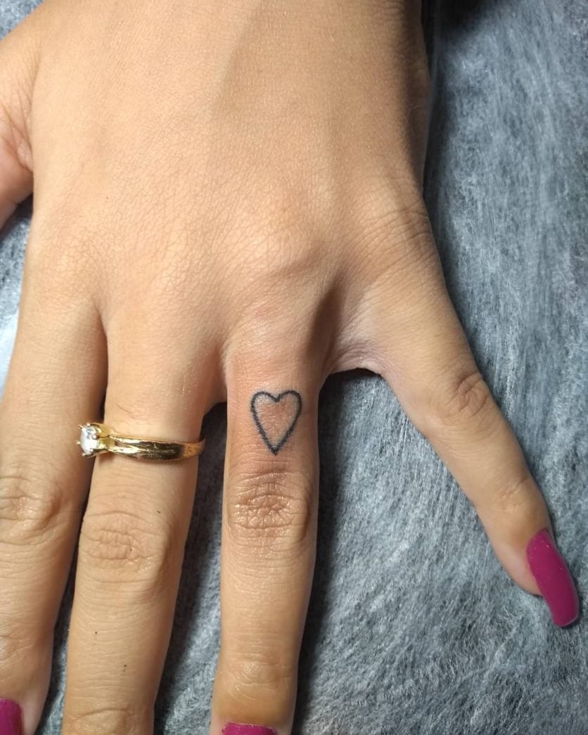 Tatuagem de coração no dedo: 50 ideias repletas de significado