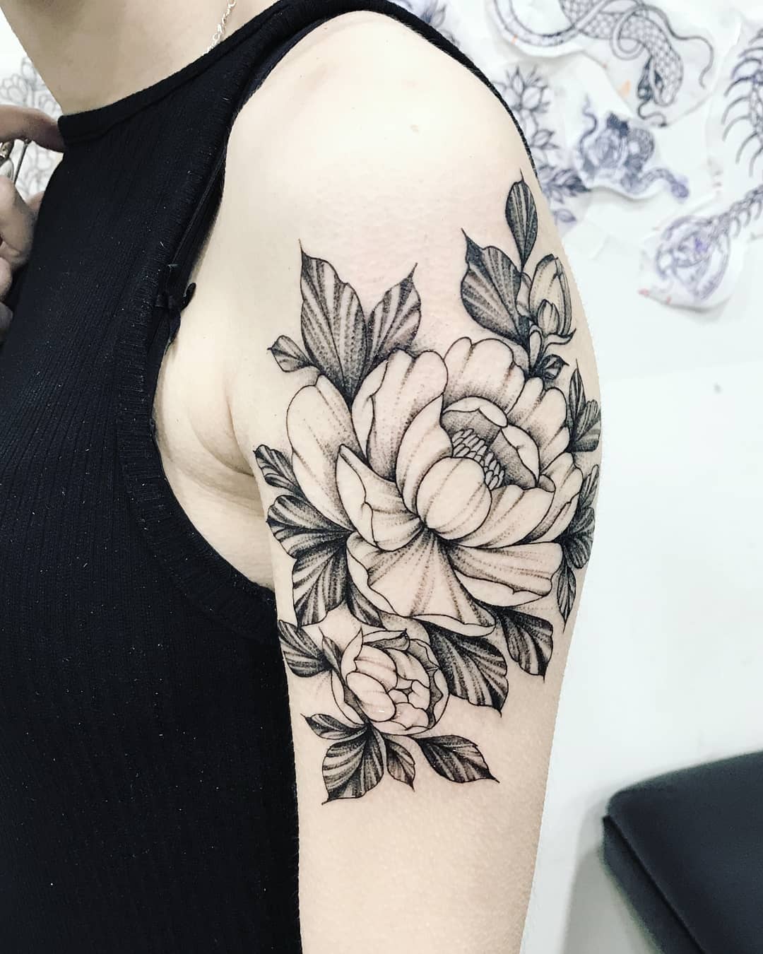 Featured image of post Tatuagens No Bra o Feminina Flor Garotas s o incr veis e ter duas dando uns amassos no meu bra o demonstra meu amor pelas minhas companheiras e por mim mesma