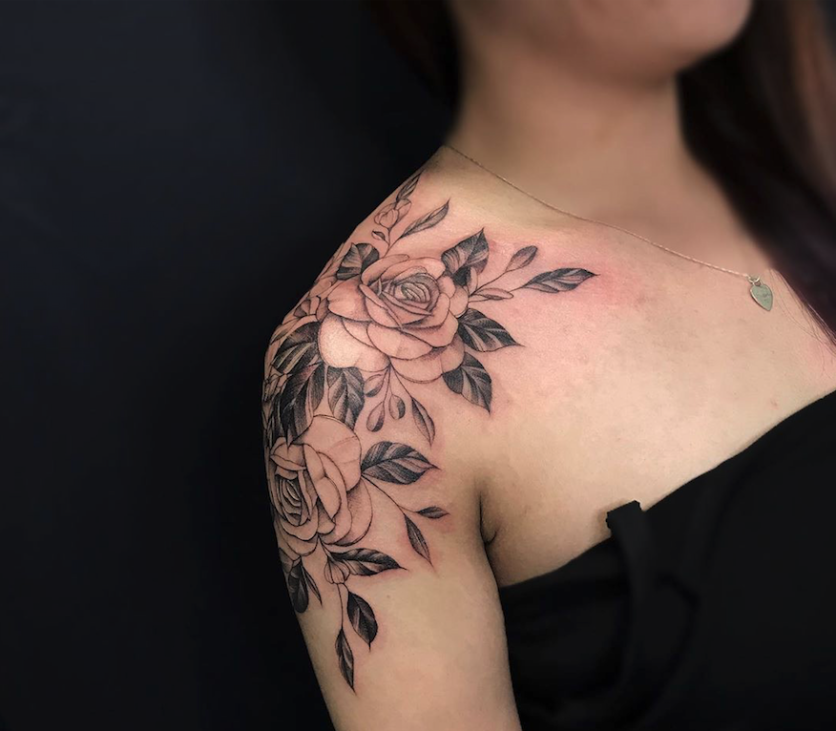 Tatuagem de flor no ombro: 65 fotos para todos os estilos