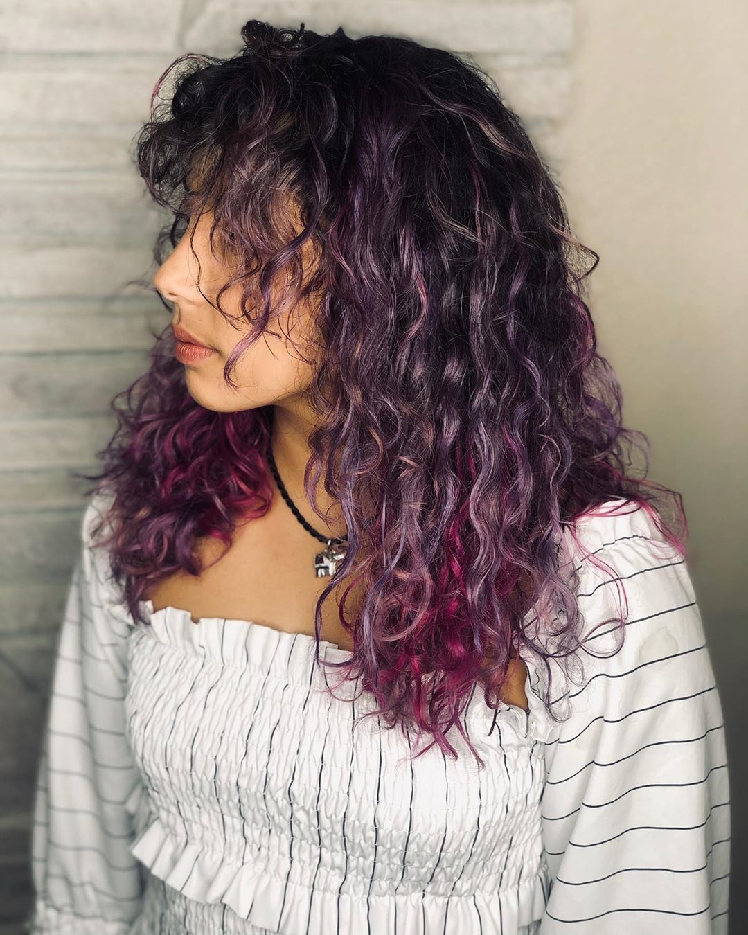 Featured image of post Cabelo Cacheado Pintado De Rosa Um bom corte de cabelo cacheado pode trazer ainda mais estilo charme e