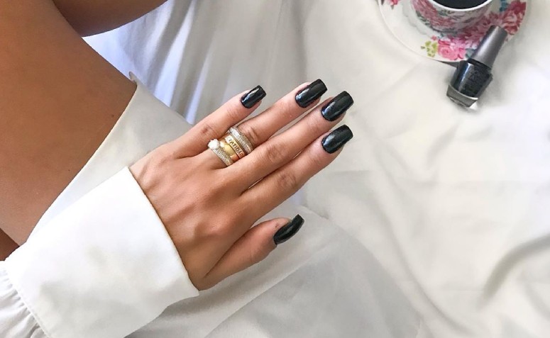 Esmalte preto: como usar e 30 fotos para se apaixonar