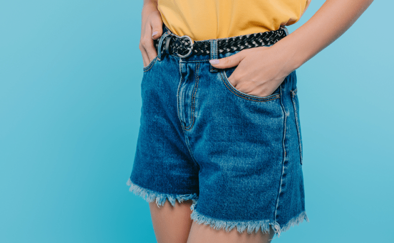 Shorts jeans desfiado: como fazer em casa e arrasar nos looks
