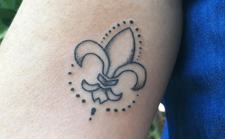 Tatuagem flor de lis: inspirações e significado para você arrasar