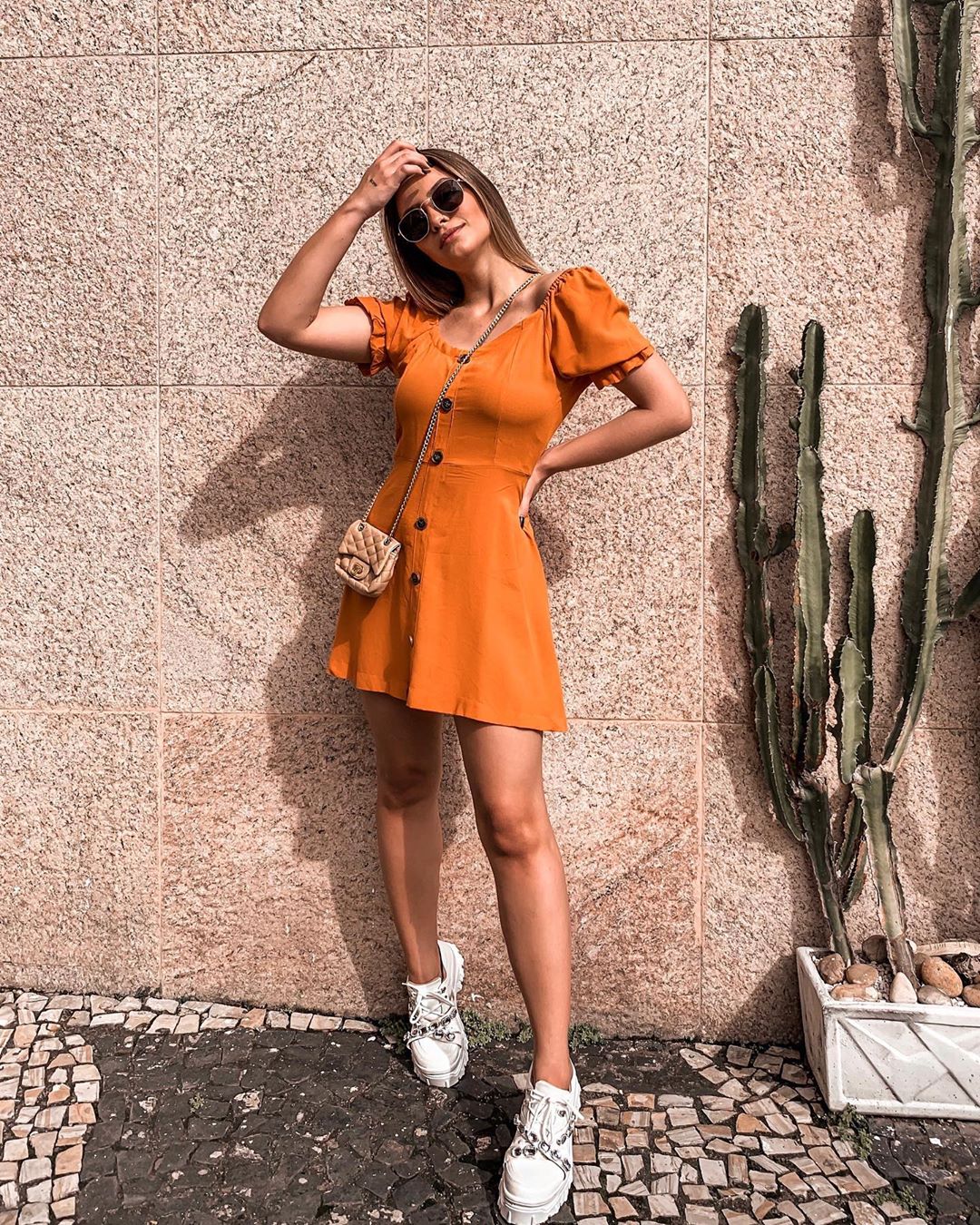 vestido laranja neon