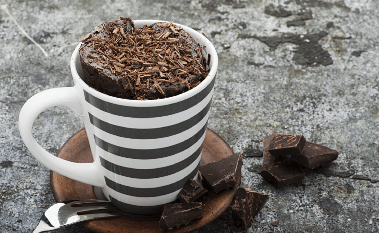 Bolo de caneca de chocolate: 16 receitas rápidas e fáceis de fazer