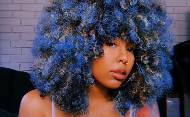 50 fotos de cabelo cacheado azul e tutoriais para você adotar a cor