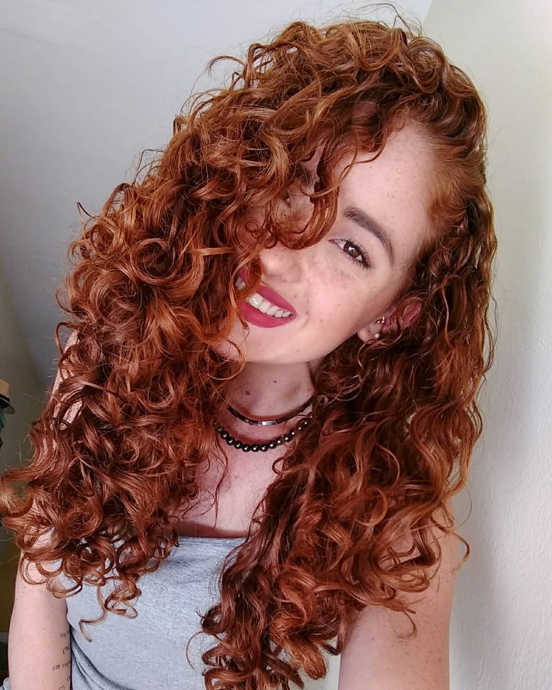 Foto de Jovem Vermelho Cabelo Lindo Modelo Com Cabelo Longo Cacheado E Bem  Preparado Ondas De Cabelo Excelente e mais fotos de stock de Pelo - iStock