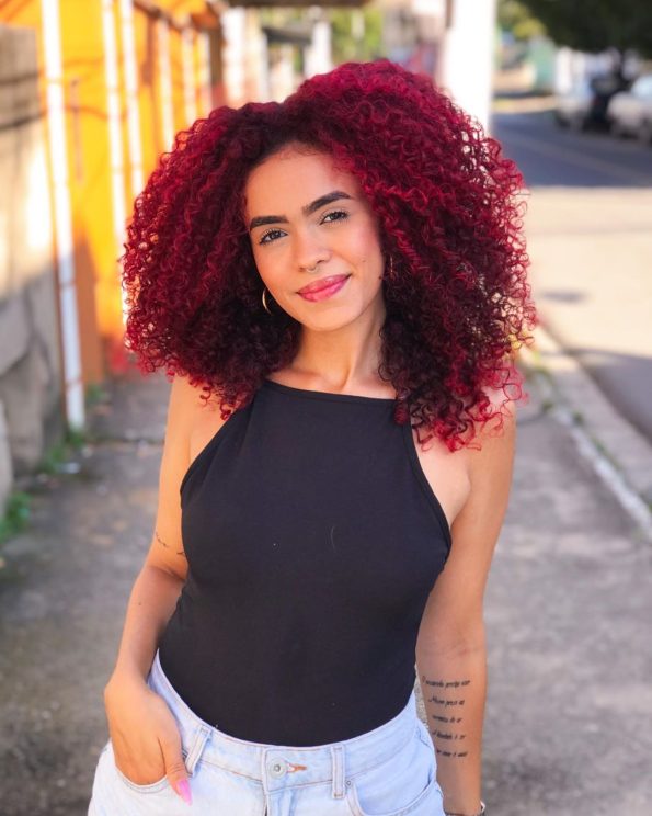 Cabelo cacheado vermelho: 30 ideias + tintas e tutoriais para você