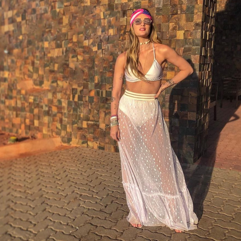 saia longa transparente com short branca