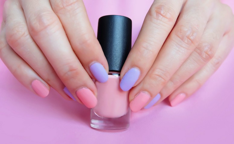 Esmalte em gel: aprenda a usar e saiba os cuidados necessários