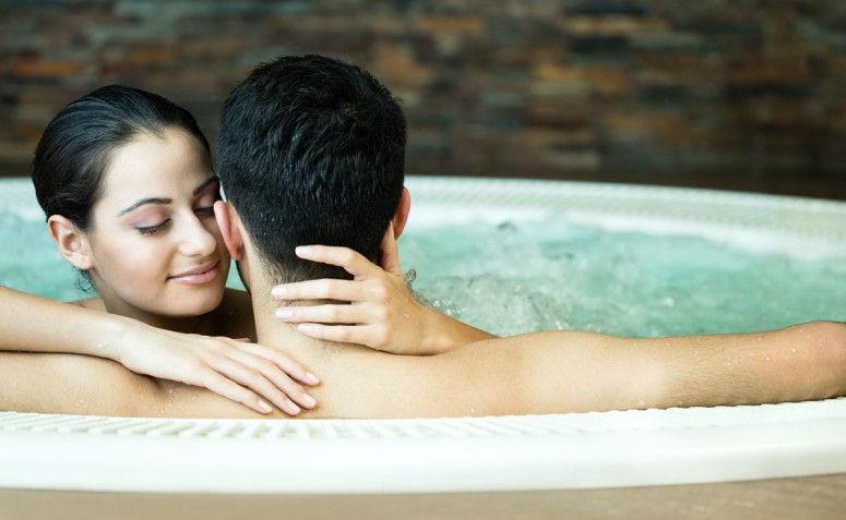 Sexo na banheira: dicas e posições para um momento inesquecível