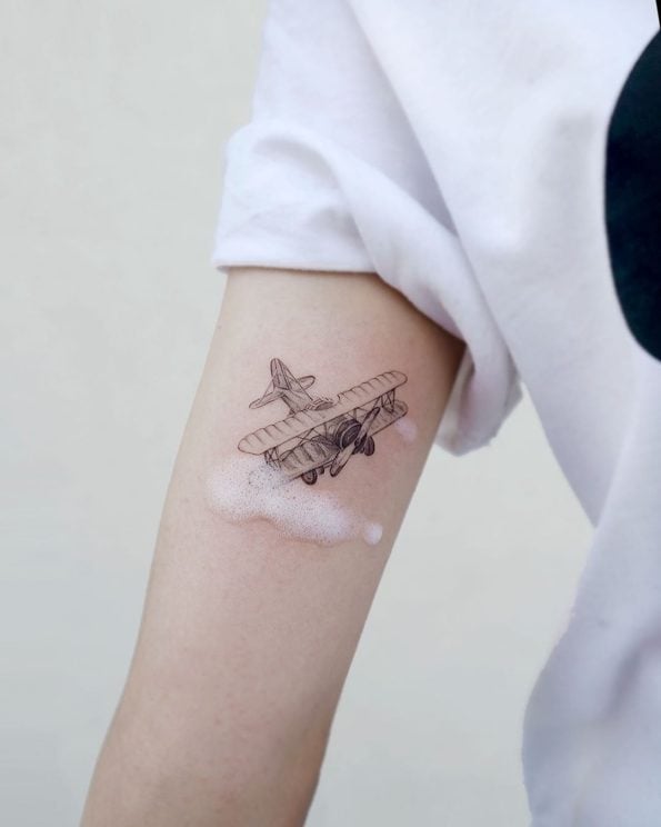 Tatuagem de avião: 40 inspirações lindas para fazer a sua já