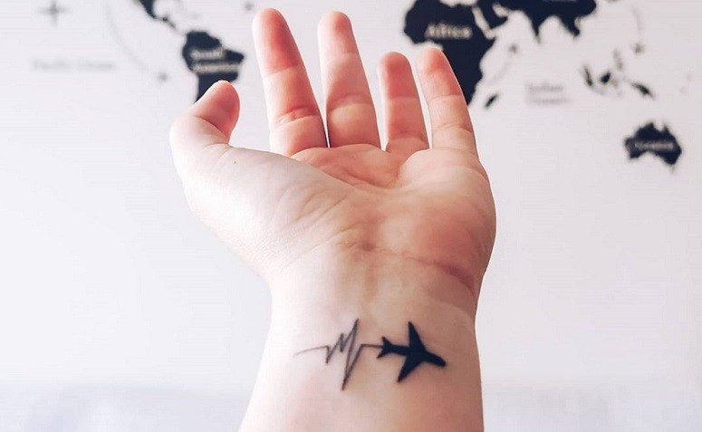Tatuagem de avião: 40 ideias para você se inspirar e viajar