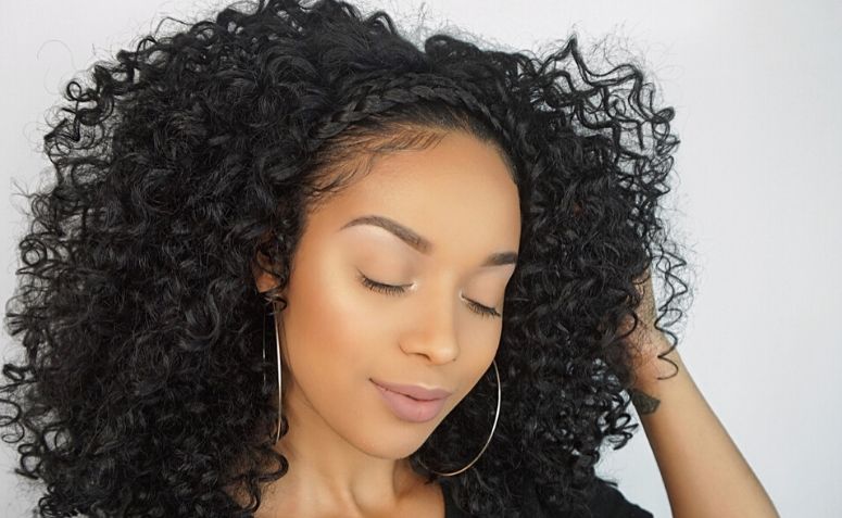 Trança em cabelo cacheado: 30 ideias para um penteado marcante