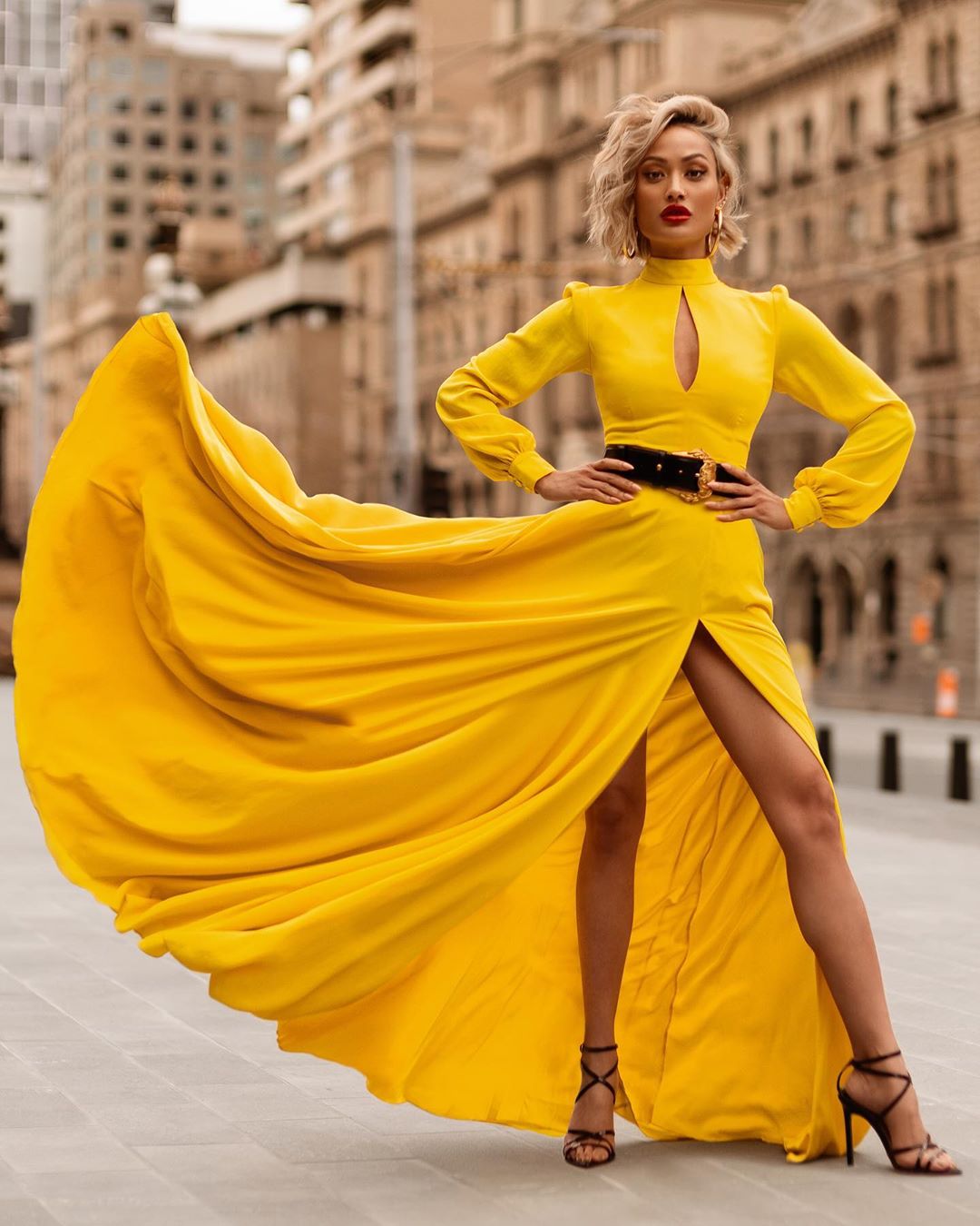 vestido amarelo longo simples