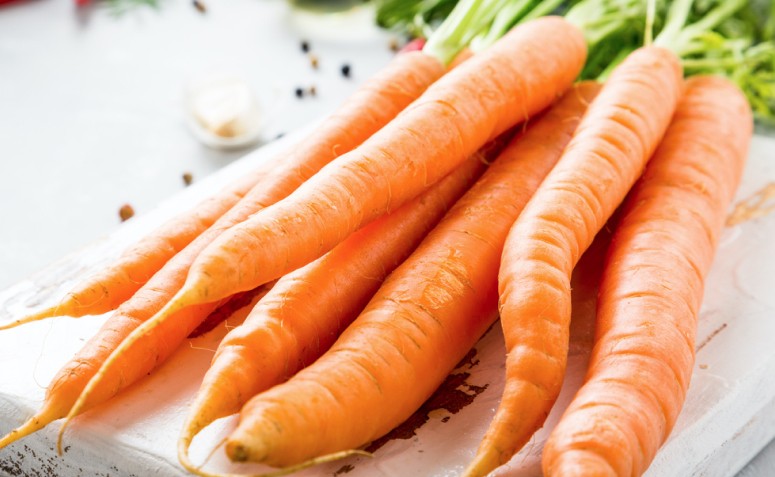 13 benefícios da cenoura: um vegetal acessível e incrível para a saúde