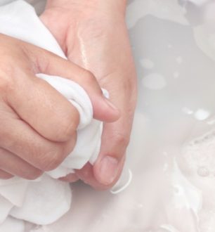 Como tirar mancha de roupa branca: 8 métodos caseiros e simples