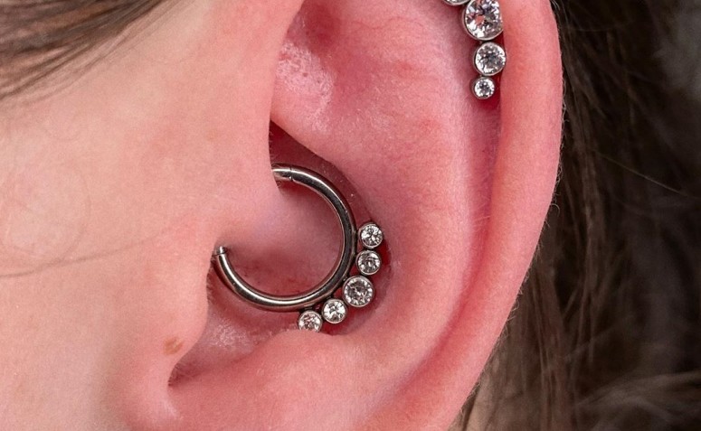 Piercing daith: dicas e 15 fotos para te inspirar a colocá-lo