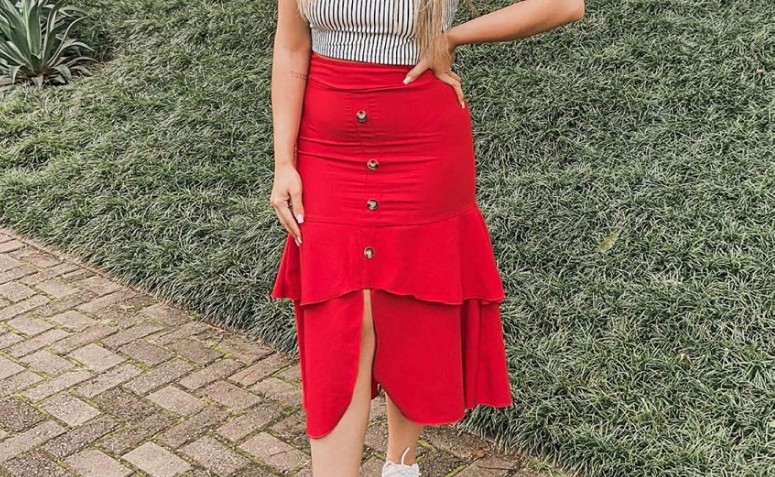 Saia vermelha: 30 looks com essa peça que vão te deixar encantada