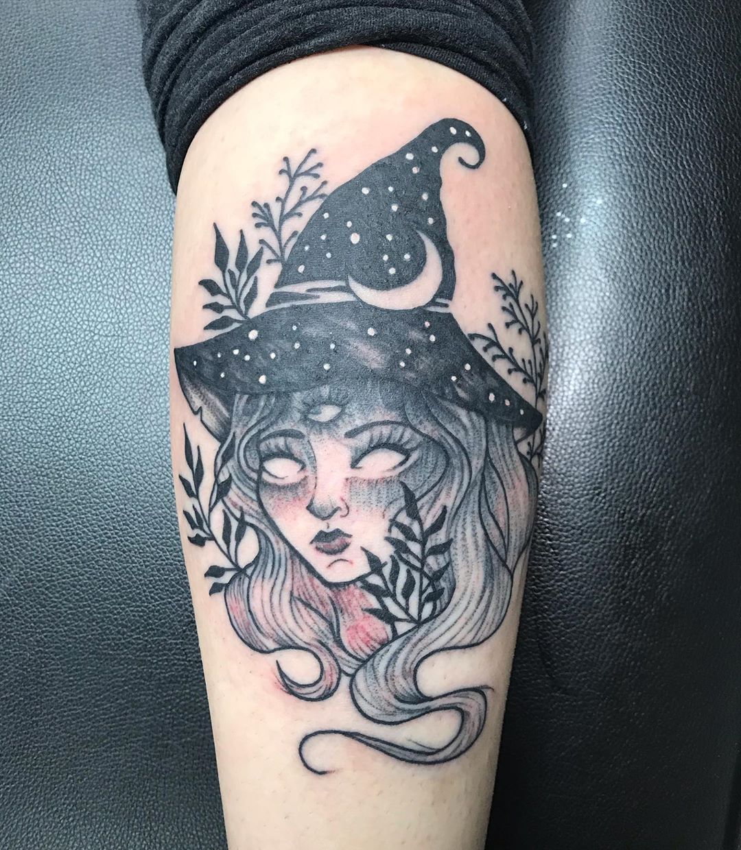 Tatuagem de bruxa: 70 ideias que emanam a sabedoria e o poder feminino