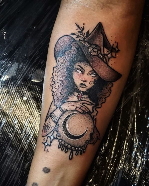 Tatuagem de bruxa: 70 ideias que emanam a sabedoria e o poder feminino
