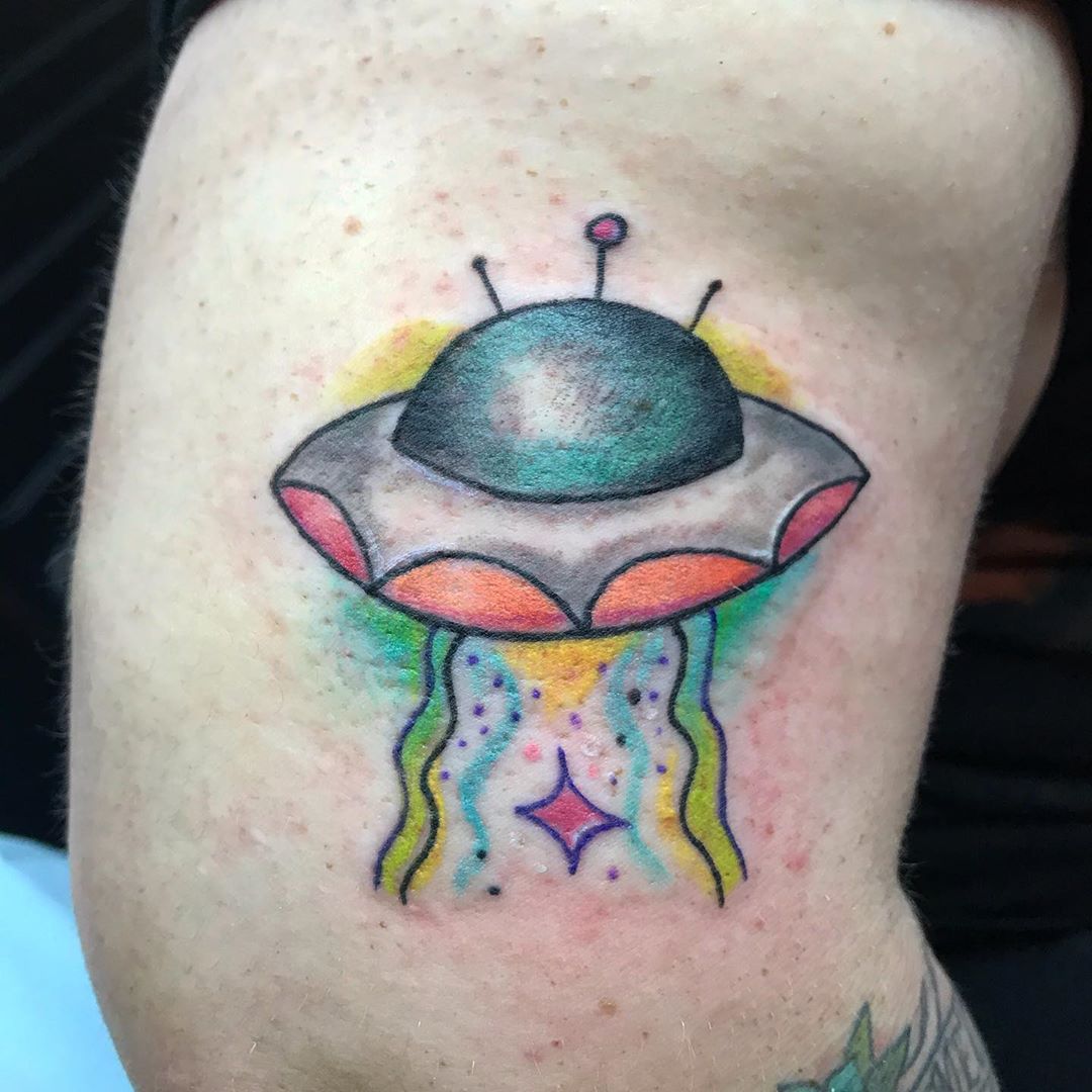 Tatuagem alienígena fumando