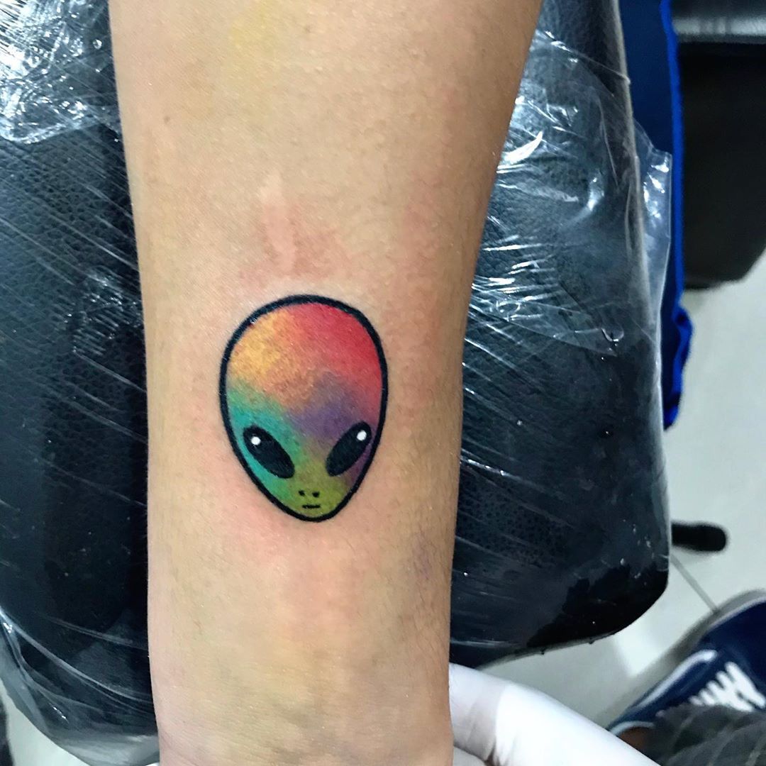 Tatuagem alienígena fumando