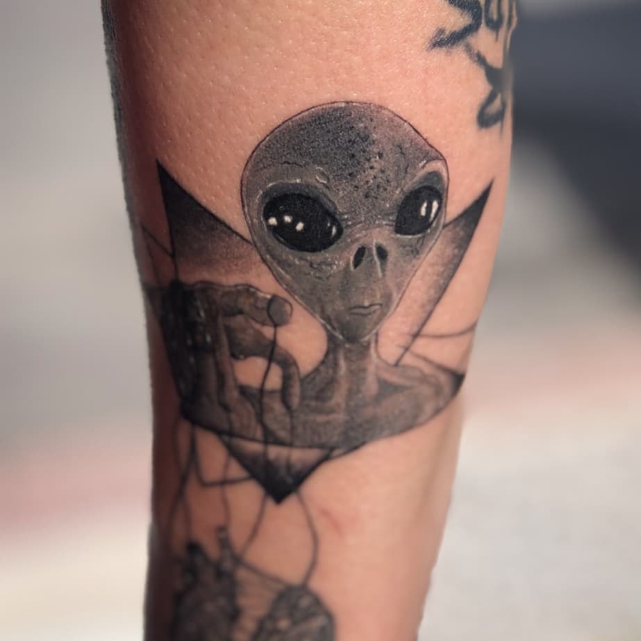 Tatuagem alienígena fumando