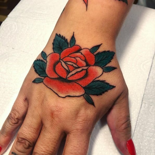 Tatuagem de flor na mão: 60 ideias únicas para te inspirar [FOTOS]
