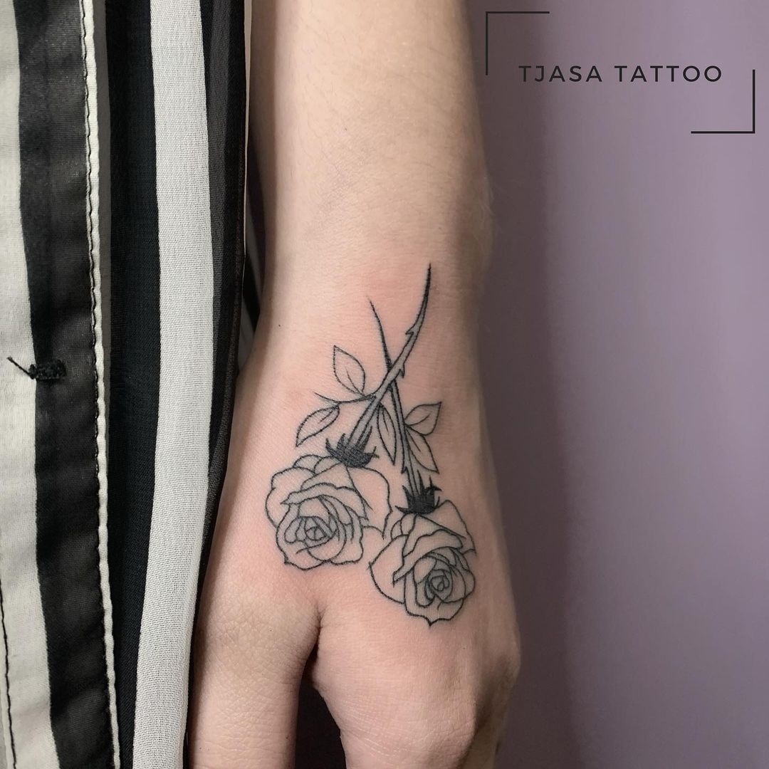 tatuagem flor na mão masculina