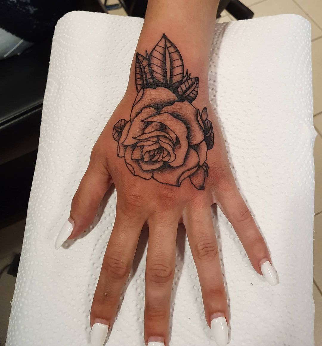 60 ideias de tatuagem de flor na mão para te convencer a fazer a sua