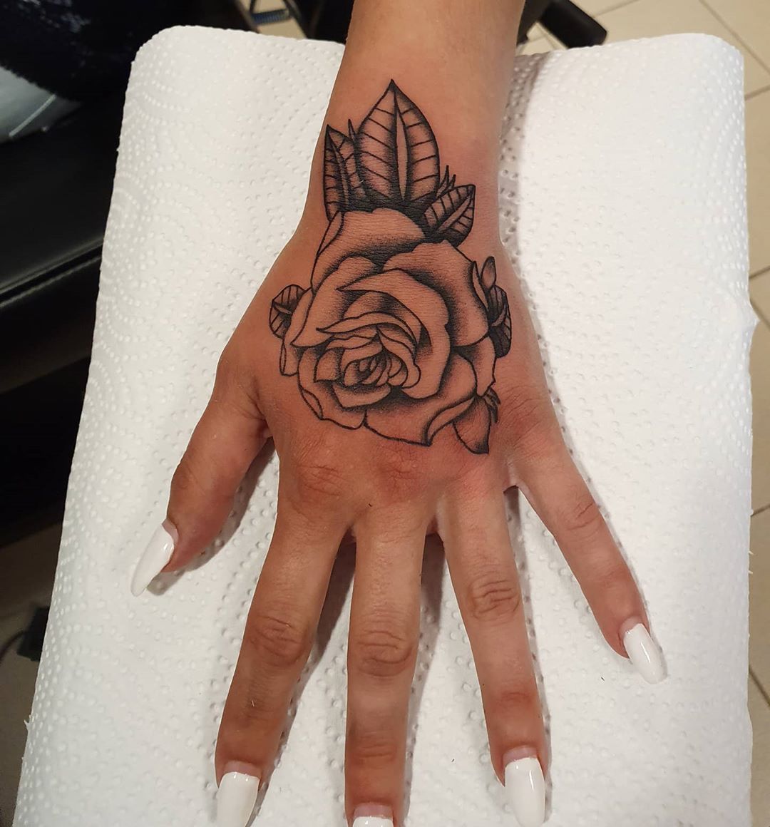 Tatuagem de flor na mão 60 ideias únicas para te inspirar