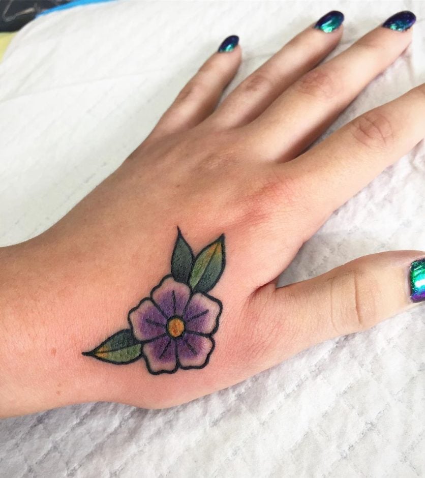 Tatuagem de flor na mão: 60 ideias únicas para te inspirar [FOTOS]