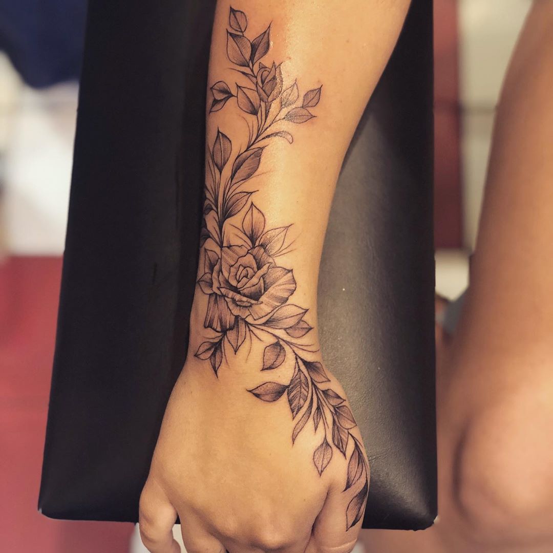 Tatuagem de flor na mão: 60 ideias únicas para te inspirar [FOTOS]