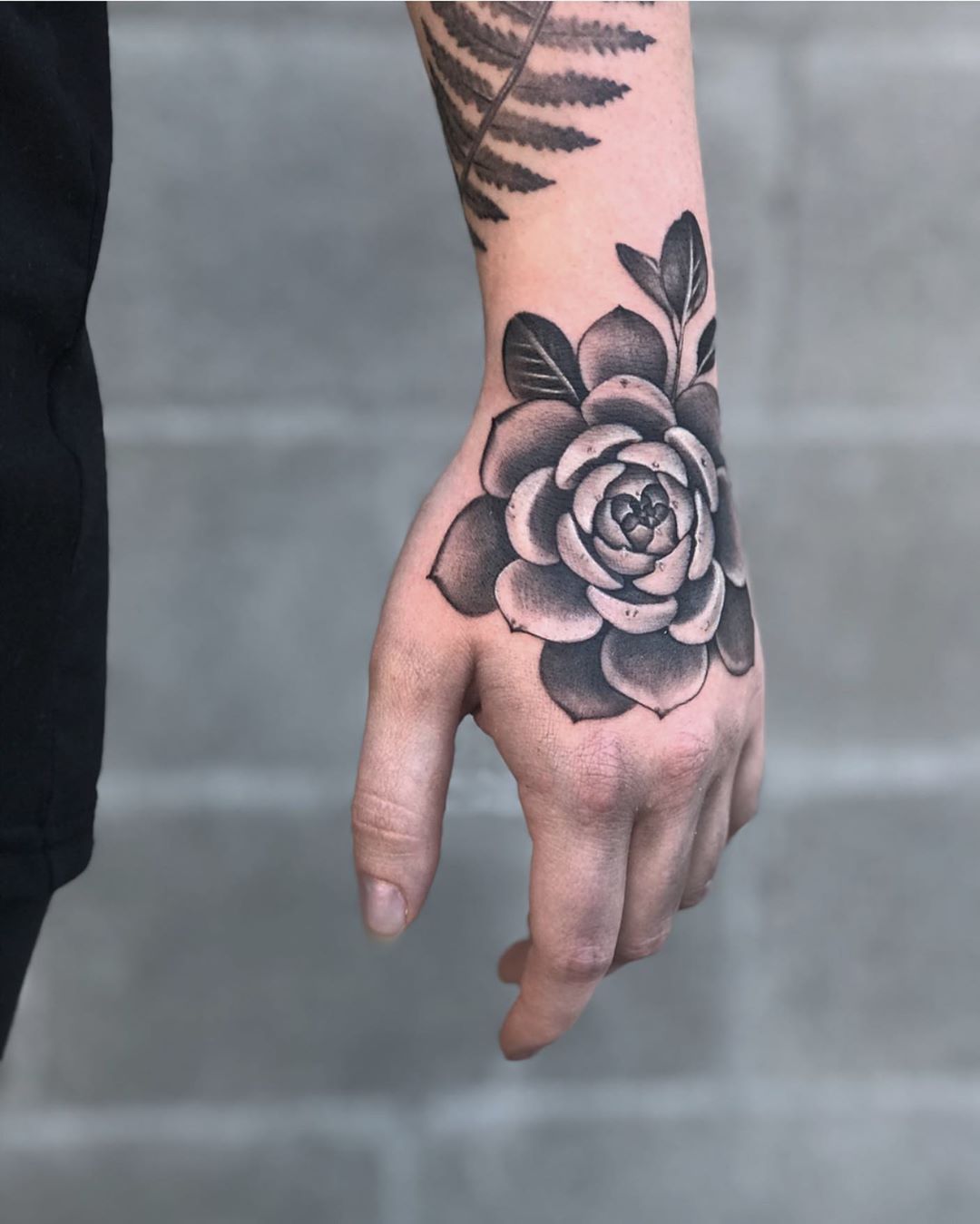 Tatuagem de flor na mão: 60 ideias únicas para te inspirar [FOTOS]