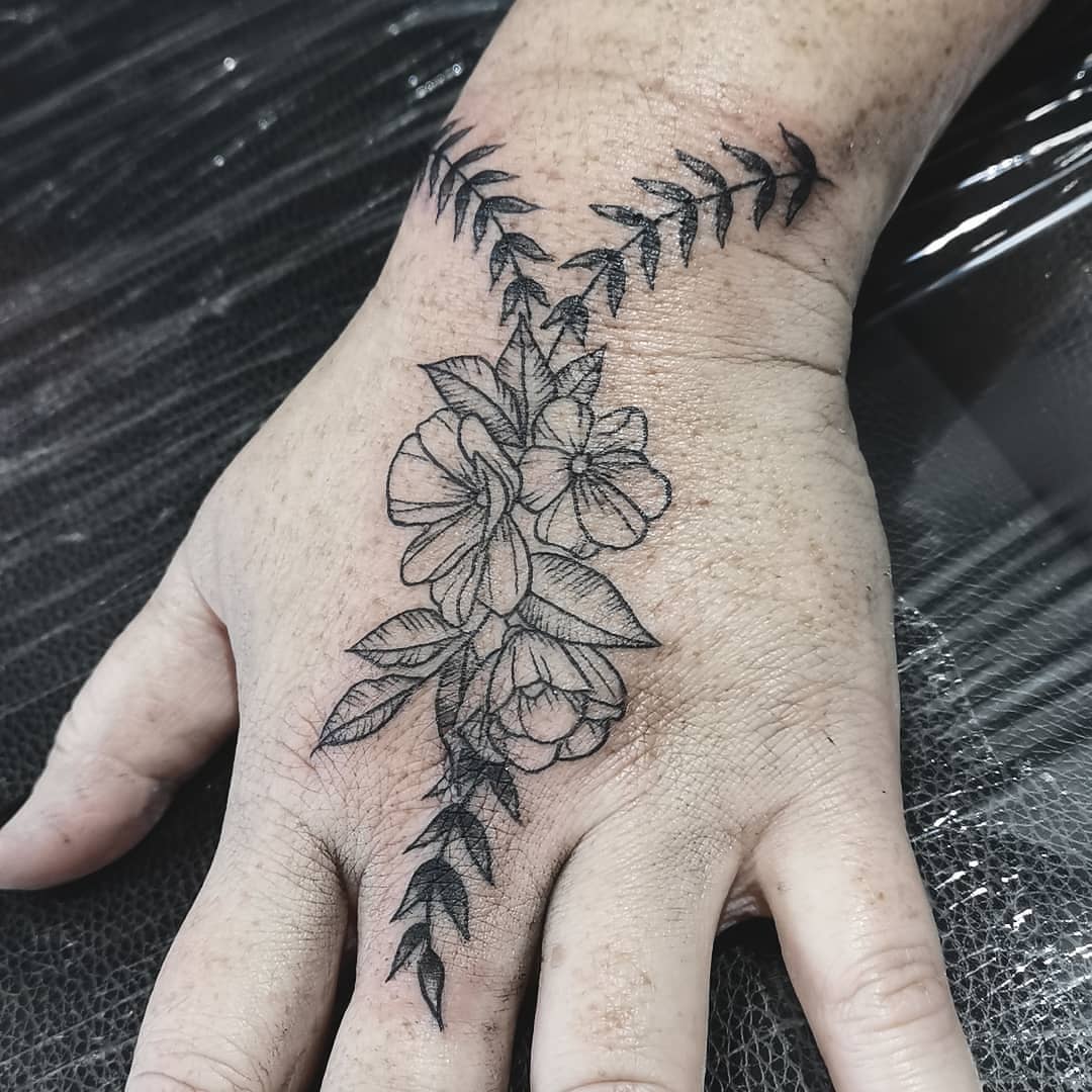 Tatuagem de flor na mão: 60 ideias únicas para te inspirar [FOTOS]