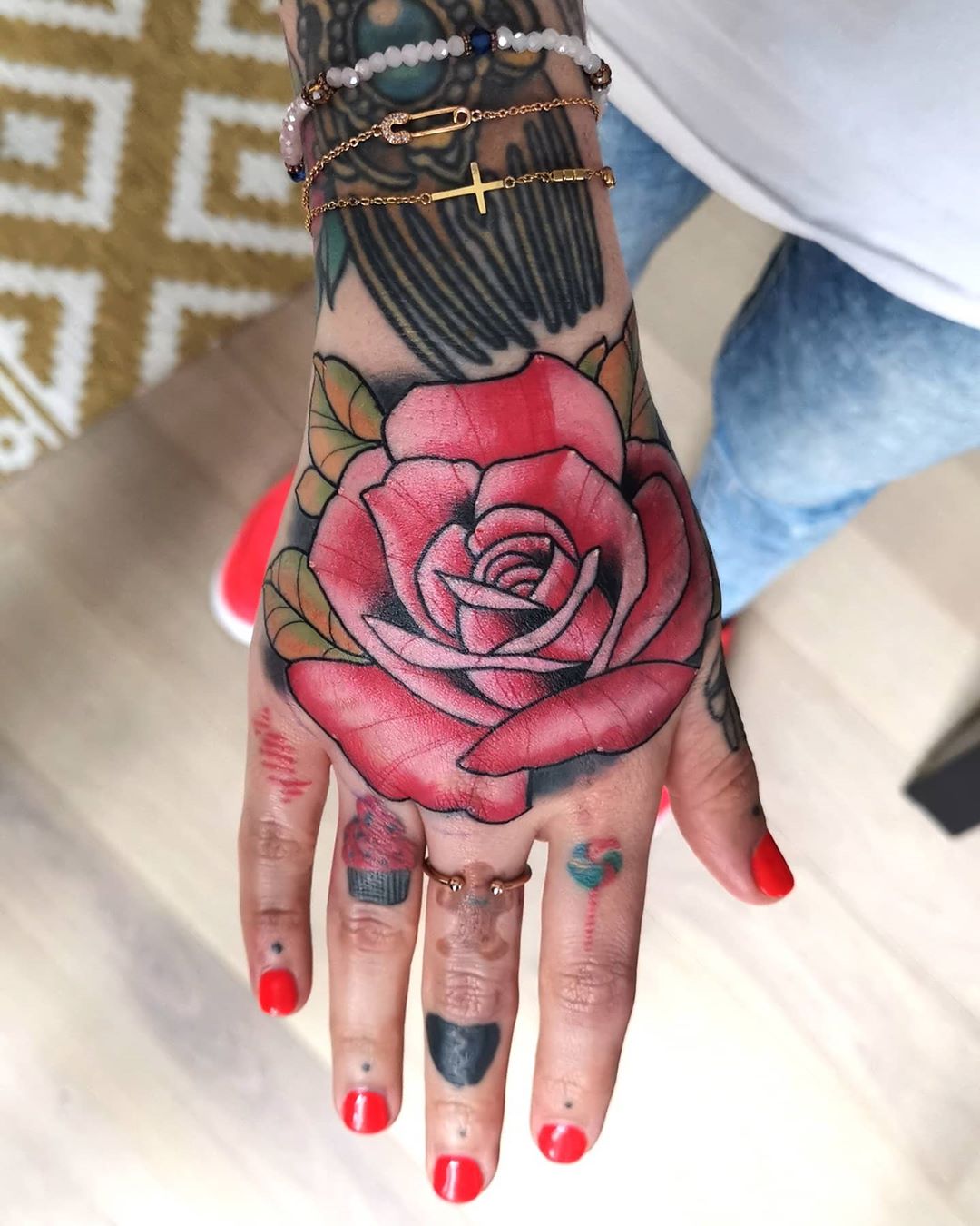 Tatuagem de flor na mão: 60 ideias únicas para te inspirar [FOTOS]